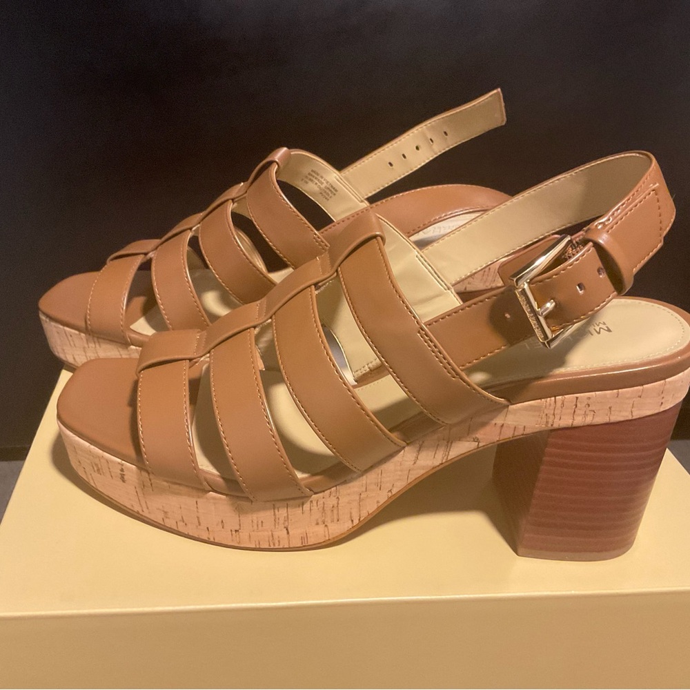 NEW Michael Kors Marcela Platform Sandals.
Sz: 8.5